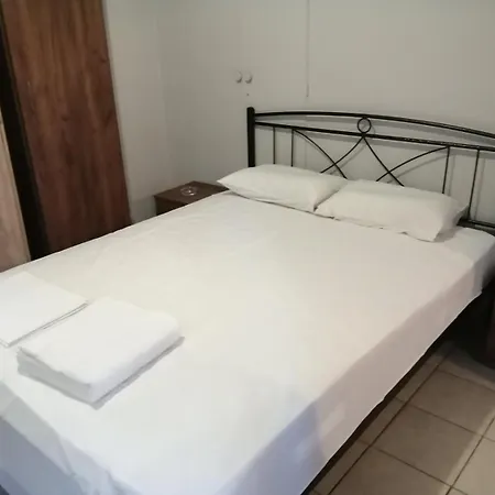 ελευθέριος, 1 La Canée